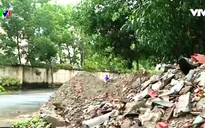 Đường phố ở Huế ngập rác thải xây dựng