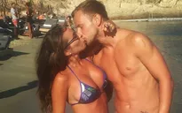 Rakitic lãng mạn bên bà xã nóng bỏng trên bãi biển Hy Lạp