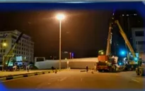 Hà Nội: Dầm thép cầu vượt khổng lồ rơi xuống đường
