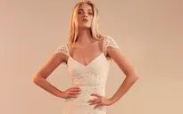 Thiên thần Victoria's Secret đẹp mê hoặc trong BST váy cưới