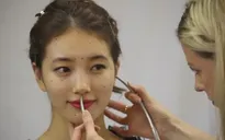 Suzy thích thú khi được hóa tượng sáp