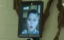 Robot đi học thay con người