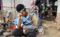 Thợ hàn sáng chế cánh tay robot