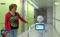 Robot lễ tân giúp đỡ bệnh nhân tại bệnh viện