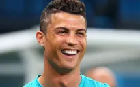Ronaldo phì cười khi fan xin chụp selfie