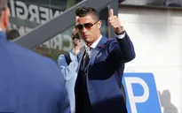 Ronaldo bảnh bao hút fan chủ nhà EURO 2016