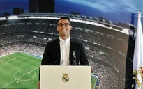 Ronaldo điệu đà trong lễ gia hạn hợp đồng với Real Madrid