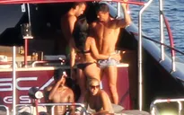 Gái lạ ve vãn Ronaldo trên du thuyền hạng sang