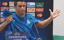Ronaldo bực tức rời họp báo vì bị hỏi về quả penalty của Messi