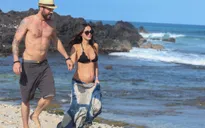 Megan Fox gợi cảm khoe bụng bầu bên chồng cũ ở Hawaii