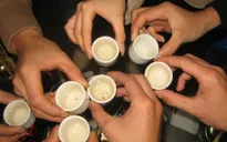 Uống bia nhiều tác hại như uống rượu