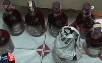 Bắt đối tượng sản xuất rượu Chivas bằng... nước màu