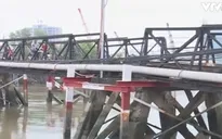 Sà lan 500 tấn chìm sau khi tông vào cầu Rạch Đĩa 1