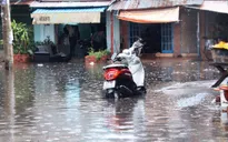 TP.HCM: Đường phố lại biến thành sông sau mưa lớn