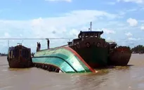 Bình Định: Cảng cá Đề Gi bị ách tắc vì sà lan chìm