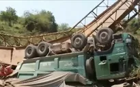 Liên tiếp xảy ra các vụ sập cầu do xe quá tải