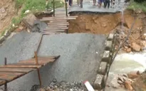 Mưa lũ làm sập cầu tại miền núi Quảng Nam