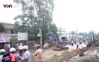 Sập công trình cống nước thải, giải cứu 2 công nhân bị vùi sâu dưới đất