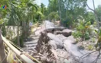 Khô hạn làm sạt lở đường nghiêm trọng ở Cà Mau