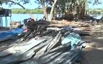 Cà Mau: Sạt lở làm sập 3 căn nhà xuống sông, 1 người bị thương