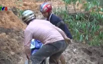 Sạt lở núi cô lập 600 hộ dân tại Quảng Ngãi