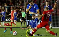 Cận cảnh pha vào bóng rợn người của Fabregas với hậu vệ Liverpool