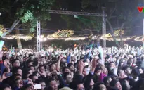 Hồ Hoàn Kiếm náo nhiệt khi hàng ngàn người "countdown" đón năm mới