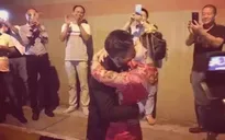 Sợ quá giờ lành, cặp đôi Trung Quốc cưới luôn trong đường hầm