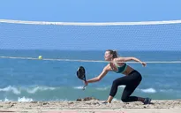 Hậu scandal, Sharapova nóng bỏng luyện tennis trên bờ biển