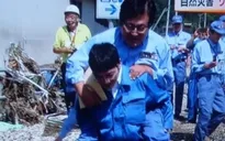 Quan chức Nhật Bản bị chỉ trích vì được cõng khi đi thăm vùng lũ