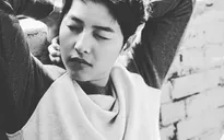 Song Joong Ki đẹp lung linh dù chỉ trong ảnh hậu trường
