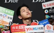 Fan thích thú ngắm Song Joong Ki chìm nghỉm trong biển micro