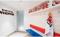 Độc đáo dịch vụ vừa ăn burger vừa xông hơi