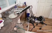 Chú chó robot biết làm việc nhà