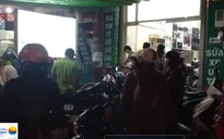 TPHCM: Tiệm sửa xe “hốt bạc” nhờ đường phố ngập sâu