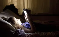 Sử dụng điện thoại vào ban đêm gây mù tạm thời