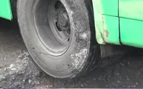 Xe bus sụp "hố tử thần" tại TP.HCM