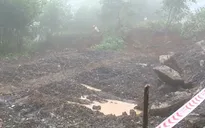 Mưa lũ gây sạt lở đường ở Phú Yên
