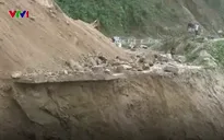 Sụt lún nghiêm trọng, đường Trường Sơn Đông bị chia cắt