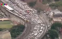 Giao thông Sydney đình trệ vì người đàn ông leo cầu