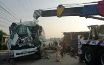 Xe tải tông đuôi xe chở củi dừng bên đường, 2 người chết