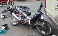 Hai xe máy tông đuôi xe khách tại Bình Dương, 4 người bị thương