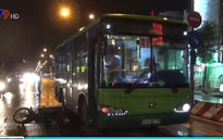 Va chạm giữa xe máy và xe bus, 1 người trọng thương