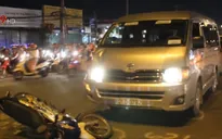 TP.HCM: Rẽ sang đường, thanh niên bị ô tô tông nguy kịch