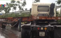 Va chạm giữa 2 xe container trên Xa lộ Hà Nội