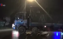 Bình Dương: Xe máy đâm hông xe tải, nam thanh niên bị cán nát chân