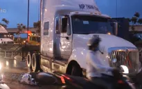 Xe máy va container, cô gái trẻ nhập viện