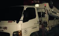 Hòa Bình: Xe taxi mất lái lao xuống suối, 3 người thương vong