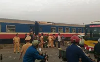 Tàu hỏa húc nát ô tô ở Thường Tín, 5 người chết, 2 người bị thương