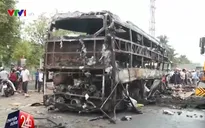 Hiện trường hai xe khách tông nhau bốc cháy khiến 13 người tử vong